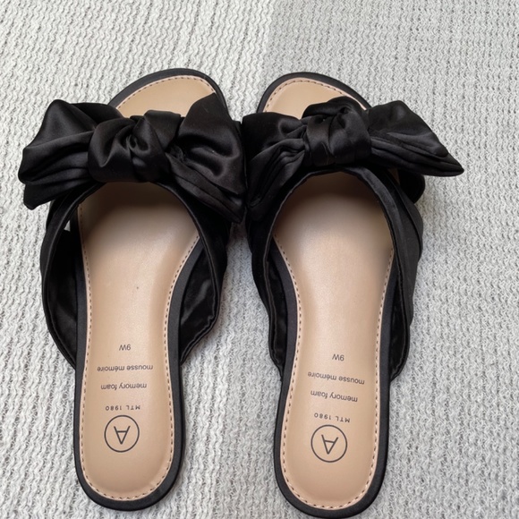 Brand new black open toe sandals with bow on top ladies size 9 wide width - Picture 3 of 3